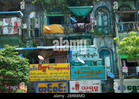 Logement haute densité, Yangon, Myanmar. Banque D'Images