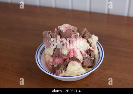 Un grand bol de chocolat, vanille et glace à la fraise Banque D'Images