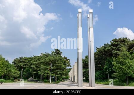 tours de monuments alignées dans le parc familial yongsan à séoul, corée du sud. Les tours relient le musée national de corée au musée national du hangeul Banque D'Images