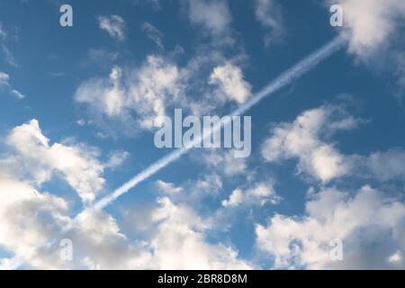 Sentier chimique de carburant des compagnies aériennes dans le ciel au-dessus de l'Europe Banque D'Images