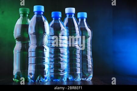 La composition avec différentes sortes de bouteilles contenant de l'eau minérale. Banque D'Images