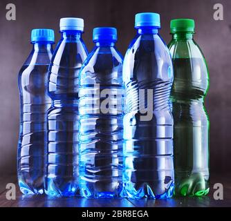 La composition avec différentes sortes de bouteilles contenant de l'eau minérale. Banque D'Images