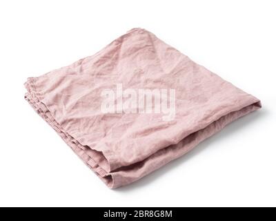 Vue latérale sur le linge de couleur rose ancienne pliée nappes isolé sur fond blanc. rose obscure , serviette. Isolé sur blanc avec chemin de détourage. Banque D'Images