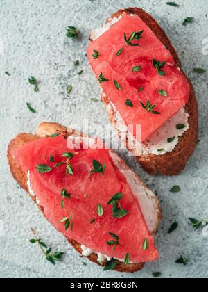 Toasts avec du fromage à pâte molle et de pastèque.salé sucré,fromage épicé et de pastèque grillés croustillants sur thym tranches de pain.Idée et recette pour la santé inhabituel Banque D'Images