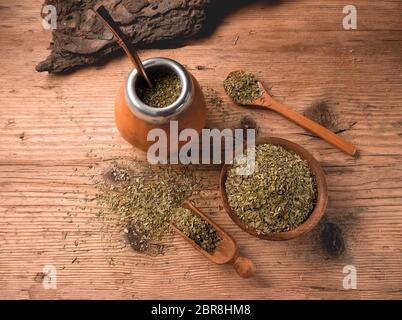 Mise à plat d'Amérique du Sud traditionnelle yerba mate tea servi dans la calebasse calebasse avec bombilla Banque D'Images