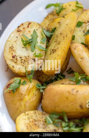 Pommes de terre aux herbes saupoudrée de persil vert Banque D'Images