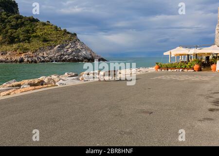 Vue sur l'eau et les rochers, paysage, restaurant extérieur, boulevards au bord de la mer, Monterosso, Cinque Terre, Italie Banque D'Images