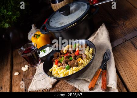 Fussili avec klaschise nouilles paprika et goulash épicé Banque D'Images