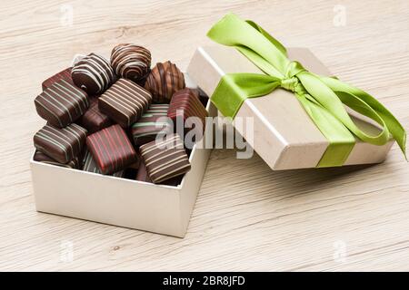 Mélange de chocolat et de praliné dans leur boîte-cadeau Banque D'Images