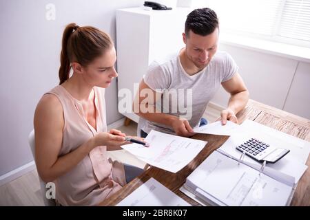 Jeune couple arguing about facture cher à la maison Banque D'Images