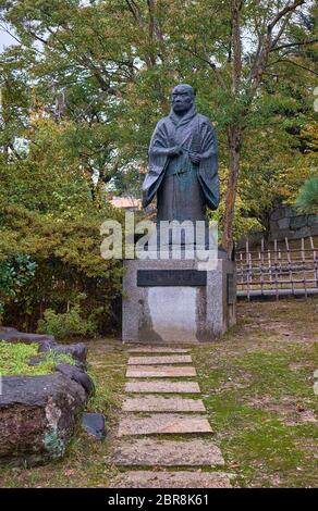 La statue de Shinran Shonin, le fondateur de la tradition bouddhiste de Jodo Shinshu devant le mausolée de l'ancêtre d'Otani (temple Hombyo, Otani-sobyo). Kyoto. Banque D'Images