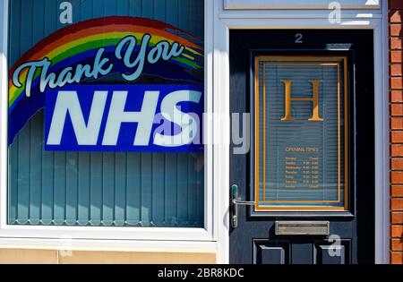 Merci NHS Sign In shop window, Darlington, Angleterre Banque D'Images