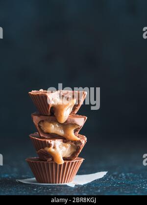 Pile de vegan au chocolat avec le caramel sur le tableau noir. Des plats végétariens avec des tasses chocolat Caramel chocolat cacao. Idées et recettes pour h Banque D'Images