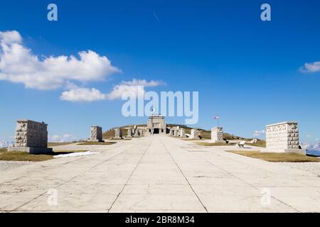 Vue des Alpes italiennes. Première guerre mondiale monument aux morts. Grappa mountain Banque D'Images