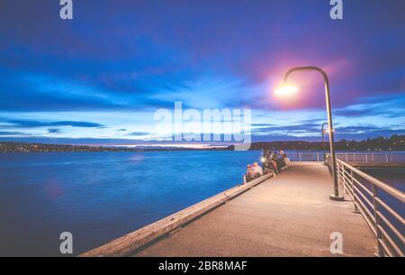 Scène de marche sur le lac au coucher du soleil dans Gene Coulon Memorial Beach Park, Renton, Washington, etats-unis. Banque D'Images