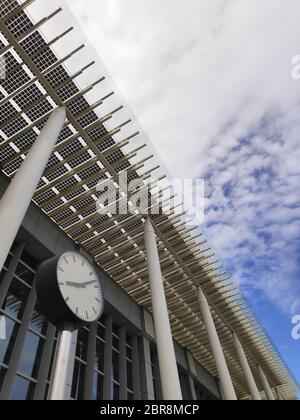 La gare ferroviaire grande vitesse Miaoli sous le ciel bleu, Taiwan Banque D'Images