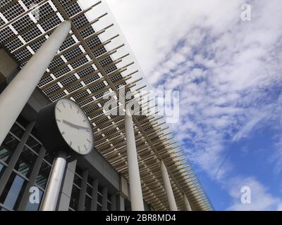 La gare ferroviaire grande vitesse Miaoli sous le ciel bleu, Taiwan Banque D'Images