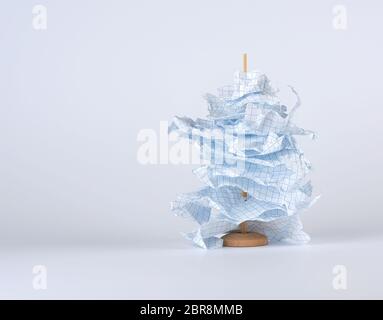 Morceaux de papier blanc déchiré sont enfilés sur un bâtonnet de bois, fond blanc, copy space Banque D'Images