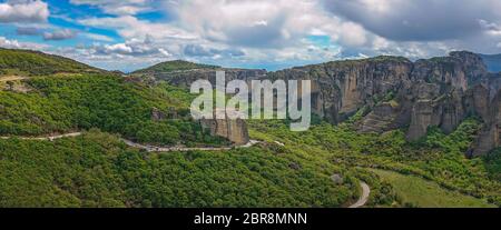 Vue panoramique sur le monastère de Roussanou situé dans la vallée de météores, Grèce Banque D'Images