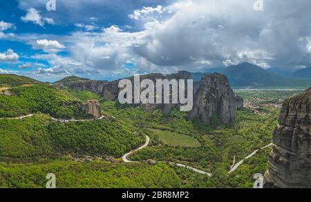Vue panoramique sur le monastère de Roussanou situé dans la vallée de météores, Grèce Banque D'Images