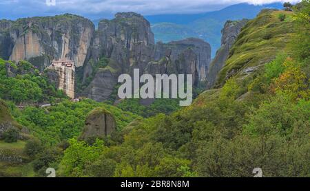 Vue panoramique sur le monastère de Roussanou situé dans la vallée de météores, Grèce Banque D'Images