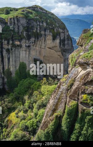 Des formations rocheuses impressionnantes et au paysage, les Météores Trikala région, Grèce Banque D'Images