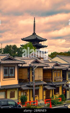 La vue de la pagode Yasaka (temple Hokan-ji) entourée par les toits en tuiles des anciens bâtiments de maisons de ville (machiya) au milieu du quartier de Gion Banque D'Images