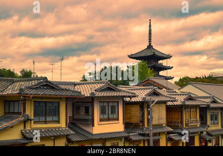 La vue de la pagode Yasaka (temple Hokan-ji) entourée par les toits en tuiles des anciens bâtiments de maisons de ville (machiya) au milieu du quartier de Gion Banque D'Images