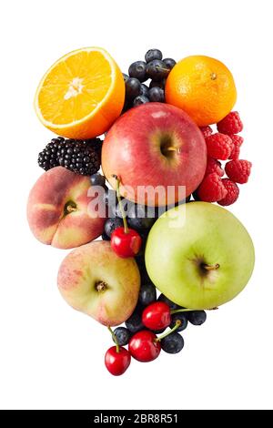 Seul tas de pommes aux fruits y compris les pêches et les oranges coupées en deux cerises sur fond blanc Banque D'Images
