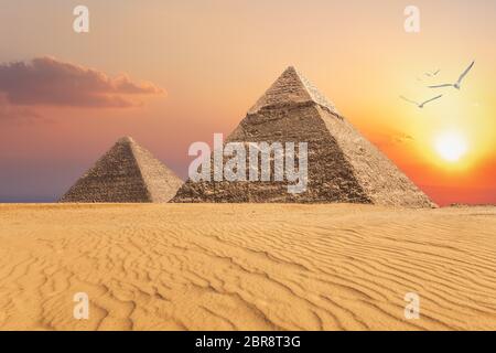 La pyramide de Khéphren et de la pyramide de Khéops, belle vue sur le coucher de soleil de Gizeh, Egypte. Banque D'Images