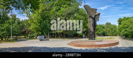 Odessa, Ukraine - 06.14.2019. Monument aux marins disparus et les navires de la compagnie maritime de la mer Noire à Odessa Banque D'Images