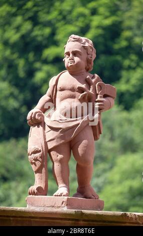 Angel, statue dans le jardin du cloître Bronnbach dans Reicholzheim près de Wertheim, Allemagne Banque D'Images