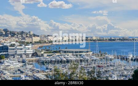 Cannes, une station balnéaire de la Côte d'Azur, est célèbre pour son festival international du film. Son boulevard de la Croisette, curving le long de la côte, est Banque D'Images