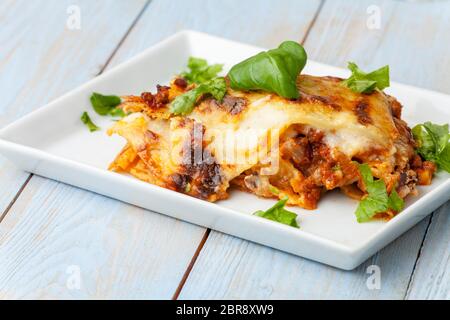 Lasagne italien frais sur une plaque Banque D'Images