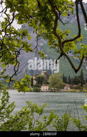 L'eau dans le Trentin castel toblino italie Banque D'Images