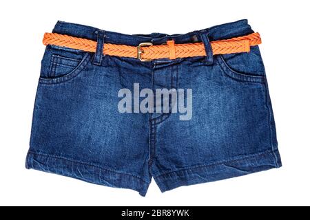 Short Jeans isolés. Court Pantalon de jeans élégant tendance avec ceinture en cuir orange pour enfant fille isolé sur un fond blanc. Denim mode shor Banque D'Images