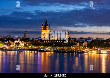 Bord du Rhin à Cologne (Allemagne) la nuit Banque D'Images