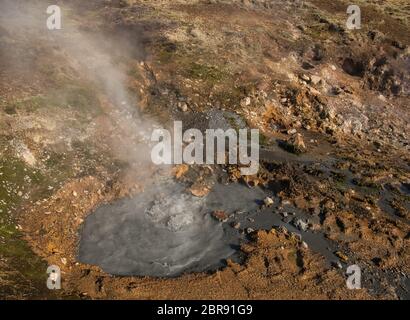 Une source géothermique bouillonnant de Reykjadalur près en Islande Banque D'Images