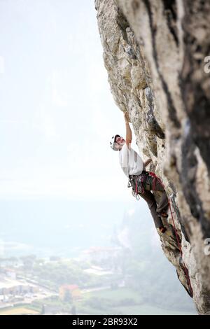 le grimpeur de roche monte sur un mur de roche Banque D'Images