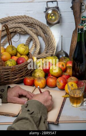 Les pommes biologiques avec l'homme de boire un verre de cidre français délicieux Banque D'Images