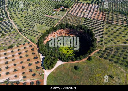 Vue aérienne des cavités naturelles, Ekkklisia Agios Georgos, Argolida, Grèce Banque D'Images