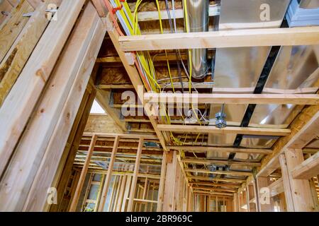 Maison résidentielle encadrée avec système de tuyauterie brute de base de chauffage achevé dans la nouvelle construction Banque D'Images