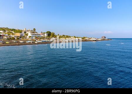 Vue de la côte de l'île de Stromboli, Iles Eoliennes, Italie Banque D'Images