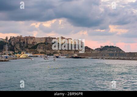 Soir vue de port dans la ville de Tropea en Calabre, Italie Banque D'Images