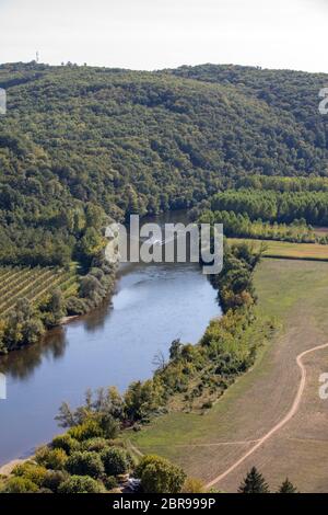 Un bateau de tourisme, en français appelé gabare, au bord de la Dordogne à La Roque-Gageac, Aquitaine, France Banque D'Images