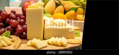 Fromage edam avec grande variété de fruits et de craquelins sur plaque de bois en ligne, grand buffet panoramique Classement taille de la récolte Banque D'Images