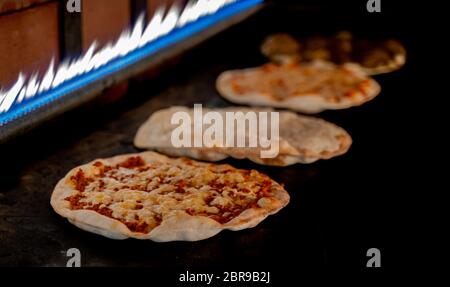 Cuisine libanaise Manakish et pizza cuites au four Banque D'Images