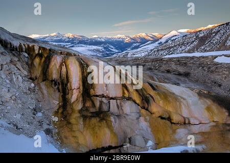 WY04517-00...WYOMING - sources chaudes de Cupid au coucher du soleil sur la terrasse principale des sources chaudes de Mammoth du parc national de Yellowstone. Banque D'Images