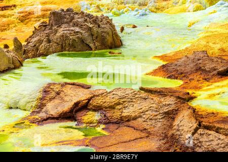 Beaux petits lacs de soufre et de l'Ethiopie. Dallol La dépression Danakil est le meilleur endroit sur Terre en termes de température moyenne toute l'année. C'est SLA Banque D'Images