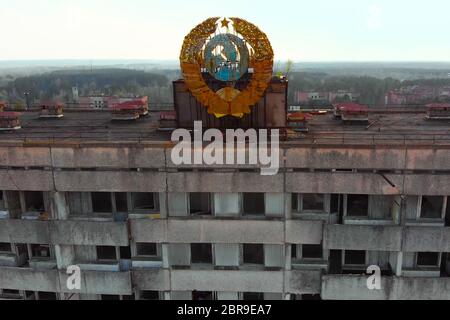 Armoiries de soviétique sur une tour de Pripyat, vue de dessus. Les conséquences de la catastrophe de la centrale nucléaire de Tchernobyl. Banque D'Images